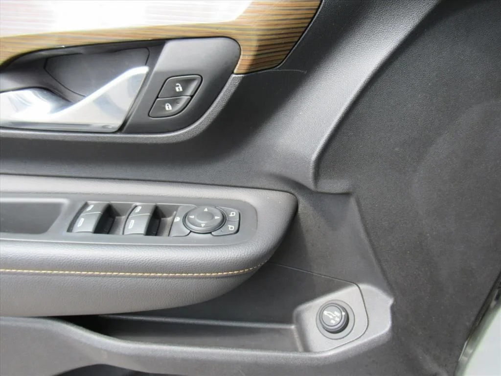 Used 2018 Silver GMC SLE image 19
