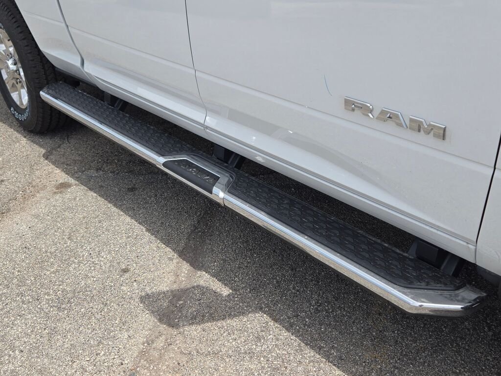 New 2026 Bright White Clear-Coat Exterior Paint RAM Big Horn image 5