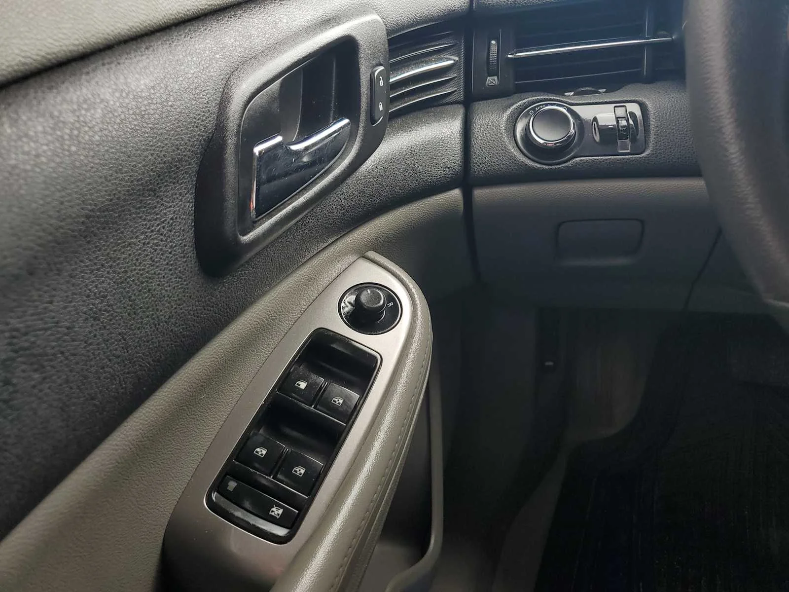 Used 2015 SUMMIT WHITE Chevrolet LS image 18