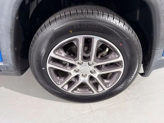 Used 2020 Blue Jeep Latitude image 12