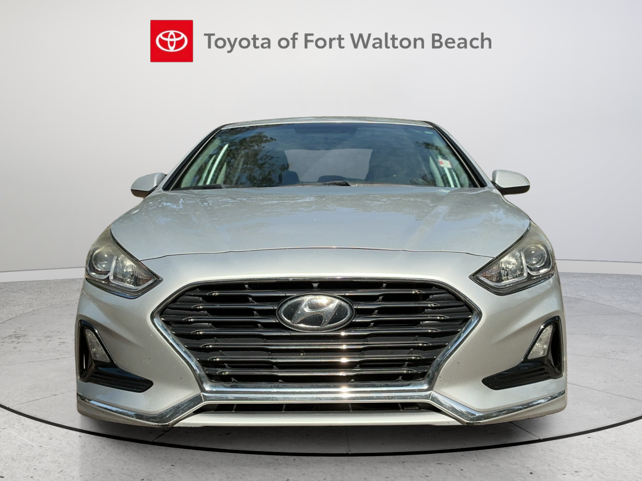 Used 2018 Silver Hyundai SE image 2