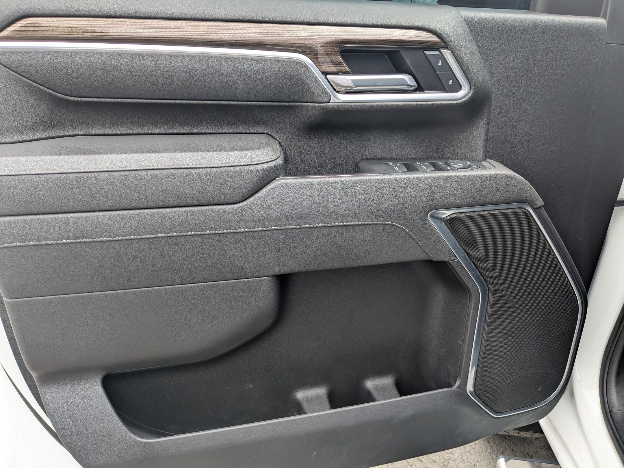 Used 2025 Summit White Chevrolet LT image 14