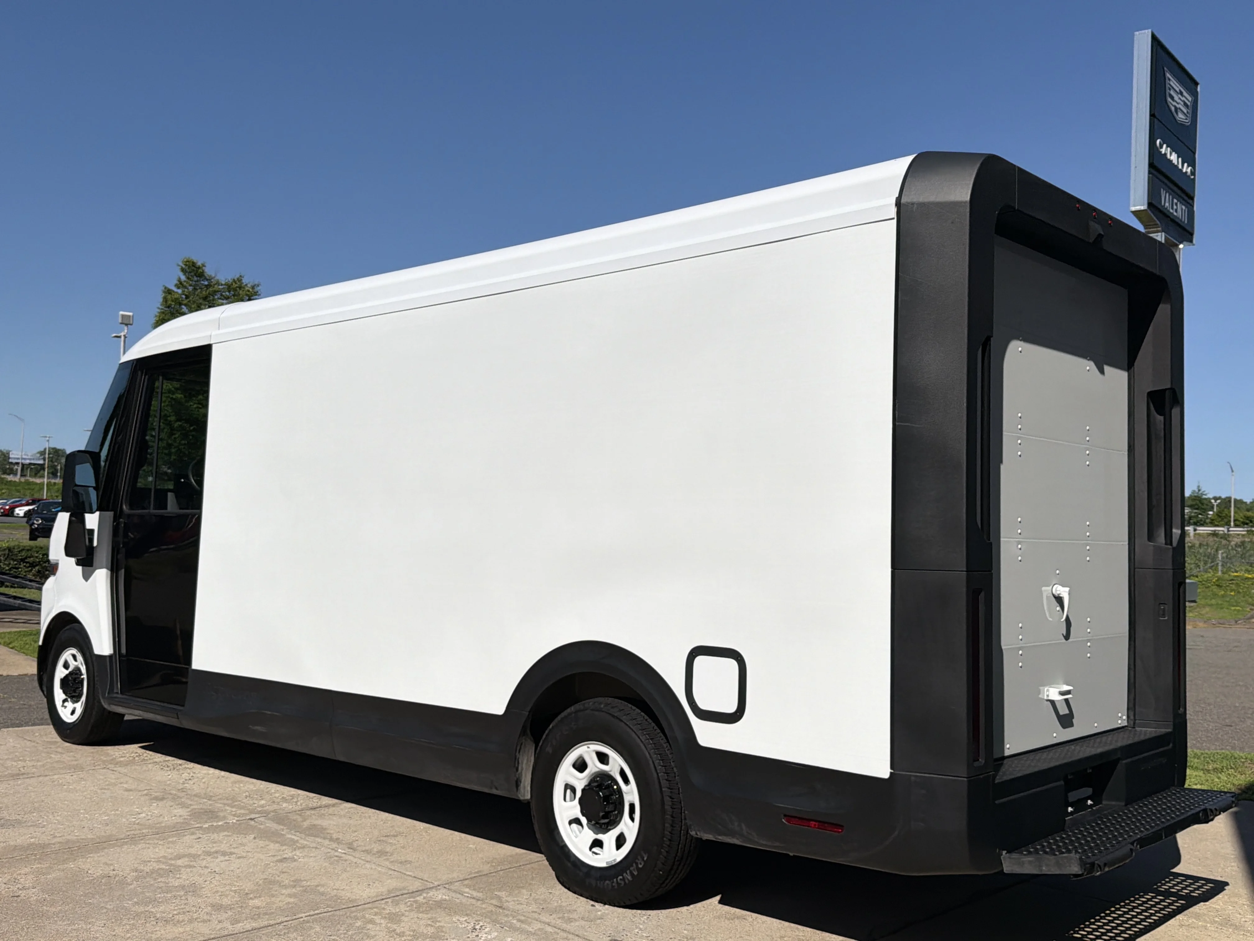 Used 2024 Oyster White BrightDrop 600 EAWD image 4