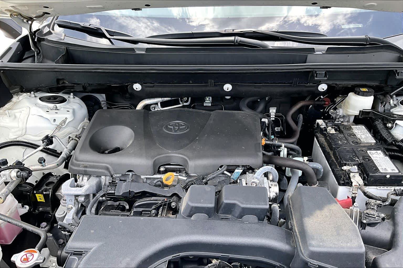 Used 2025 Ice Cap Toyota LE image 30