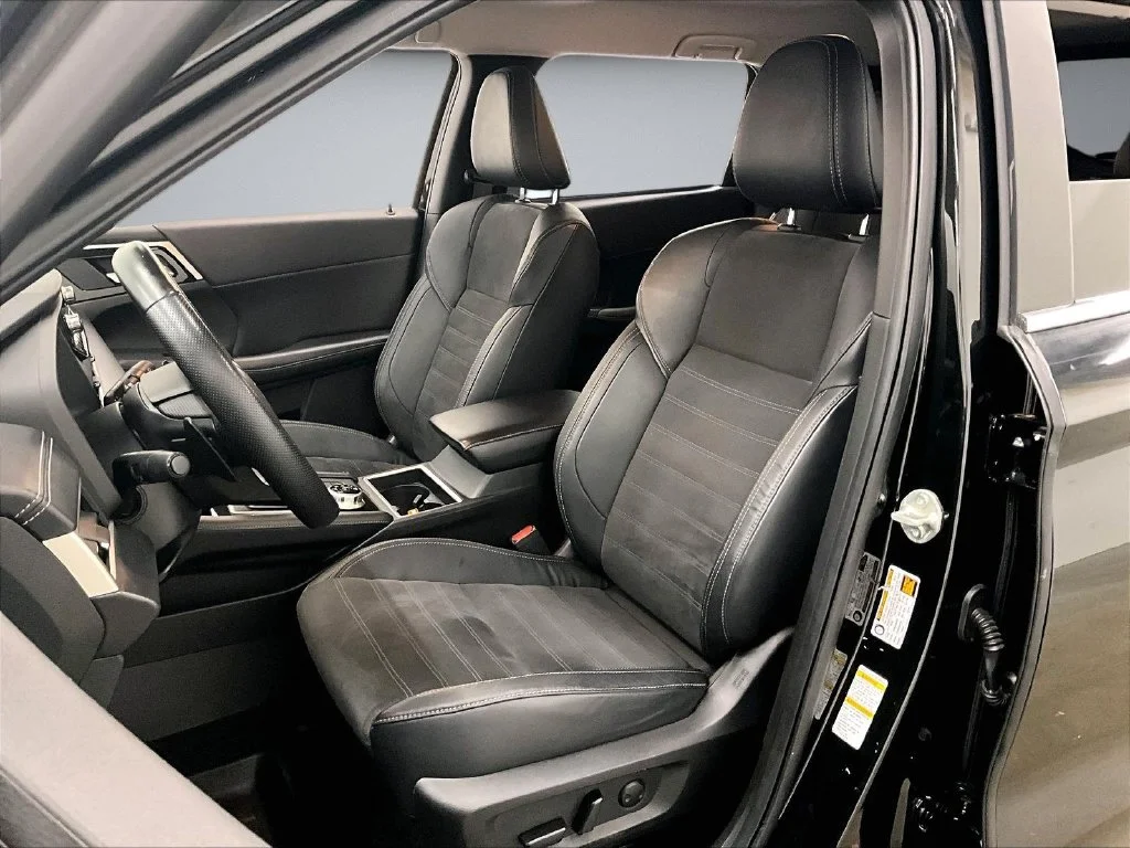 Used 2023 Black Mitsubishi SE image 21