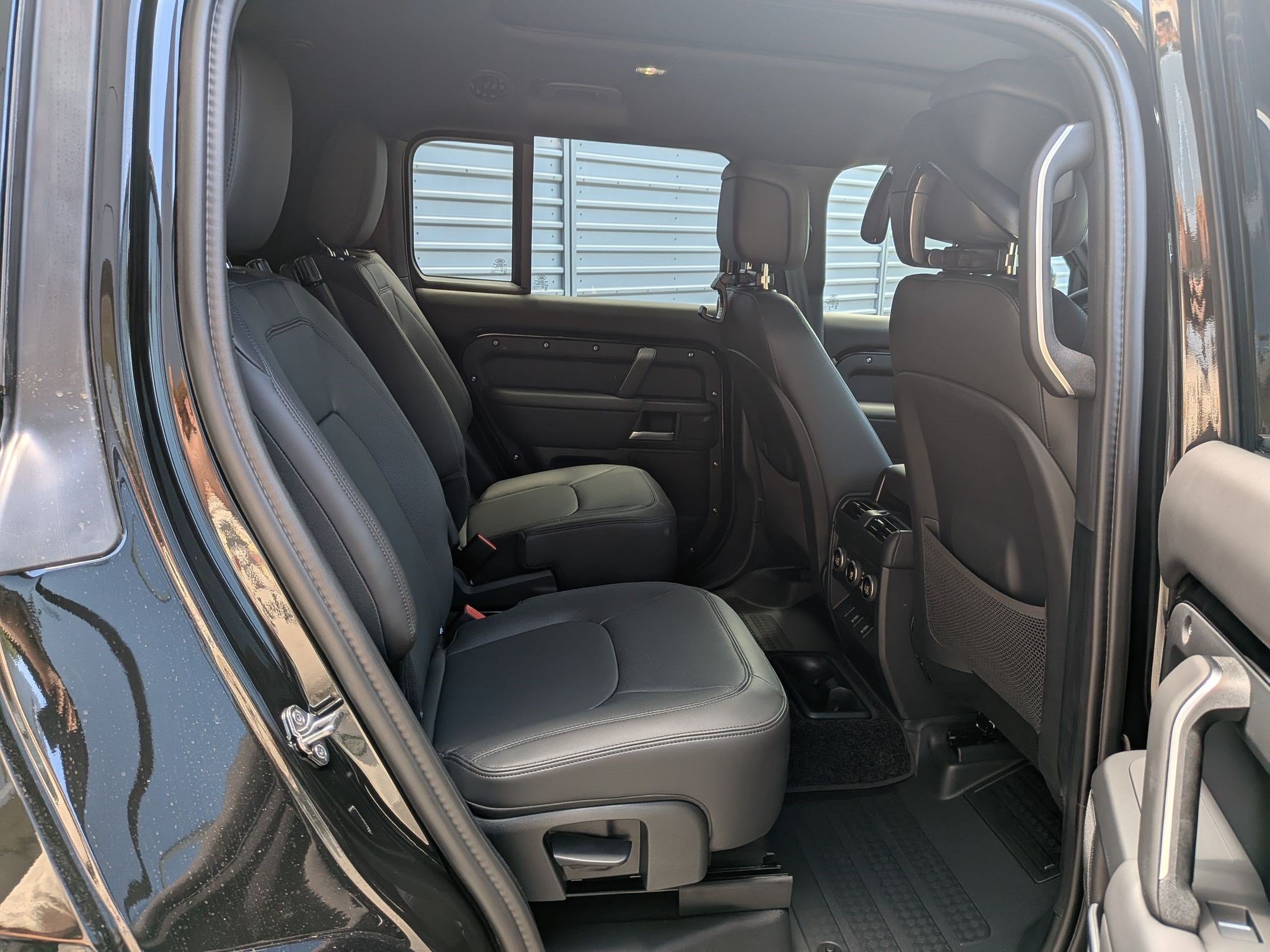 New 2026 Santorini Black Land Rover P400 X-Dynamic SE image 30