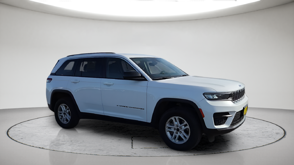 Used 2023 White Jeep Laredo image 4