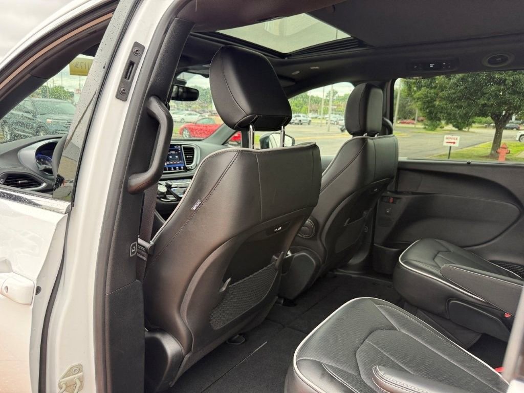 Used 2026 White Chrysler Limited image 16