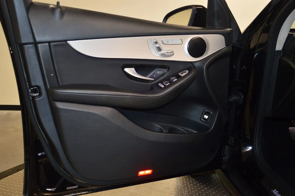Used 2022 Black Mercedes-Benz GLC 300 image 17