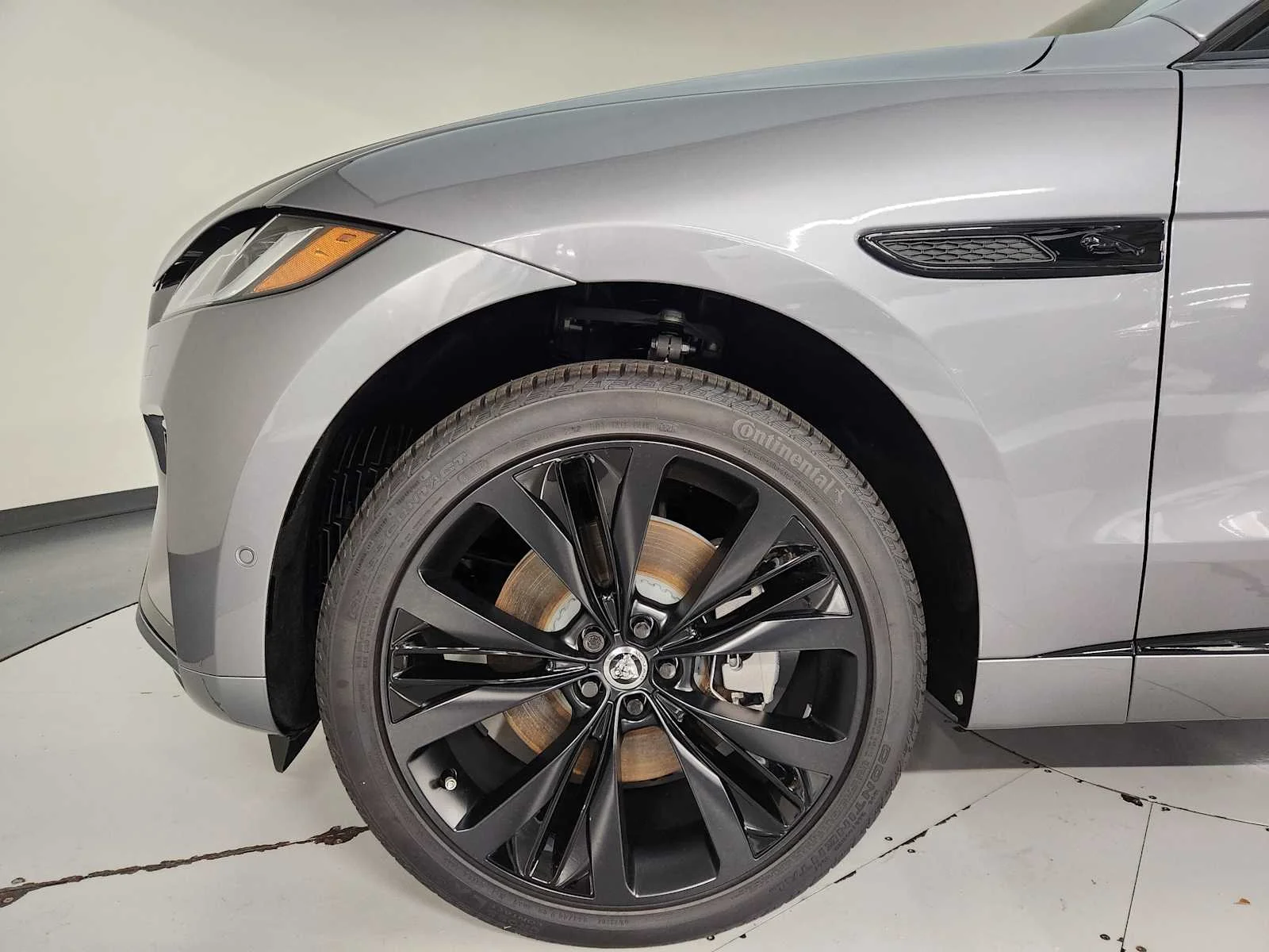 New 2026 Eiger Grey Metallic Jaguar R-Dynamic S image 17
