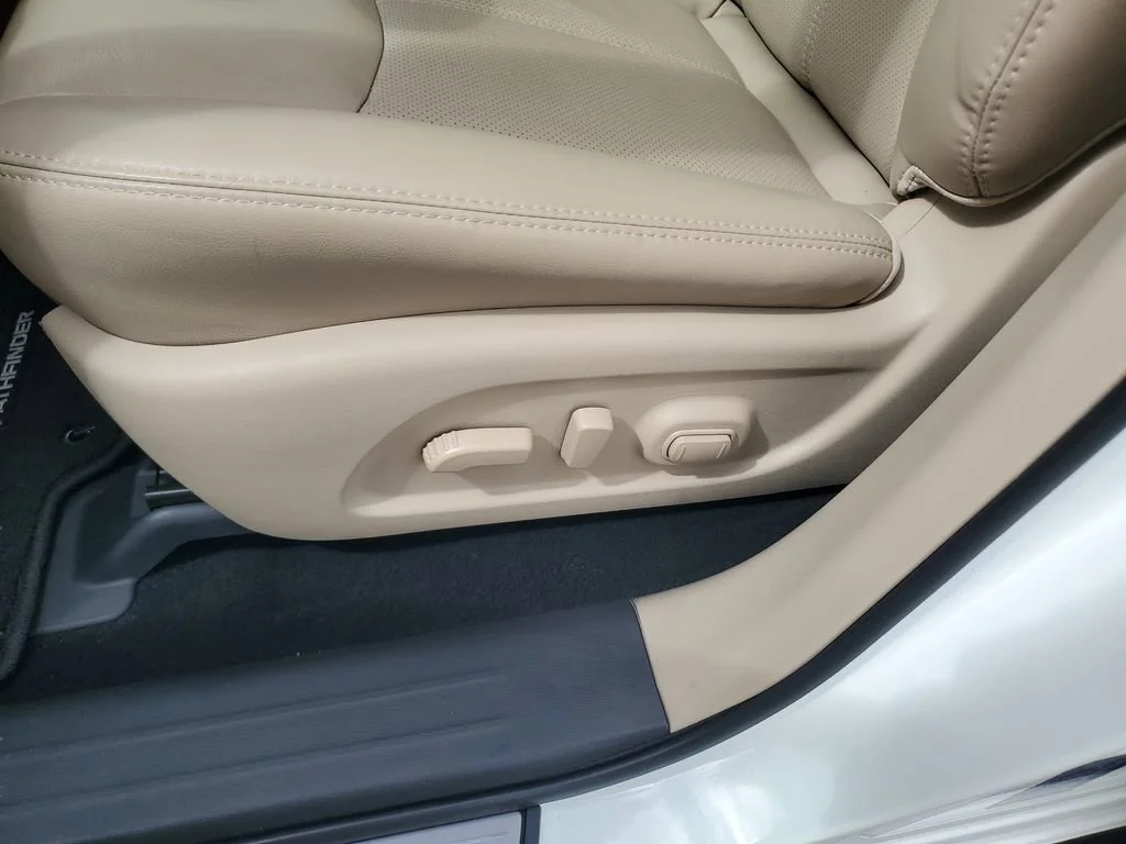 Used 2019 White Nissan Platinum image 16