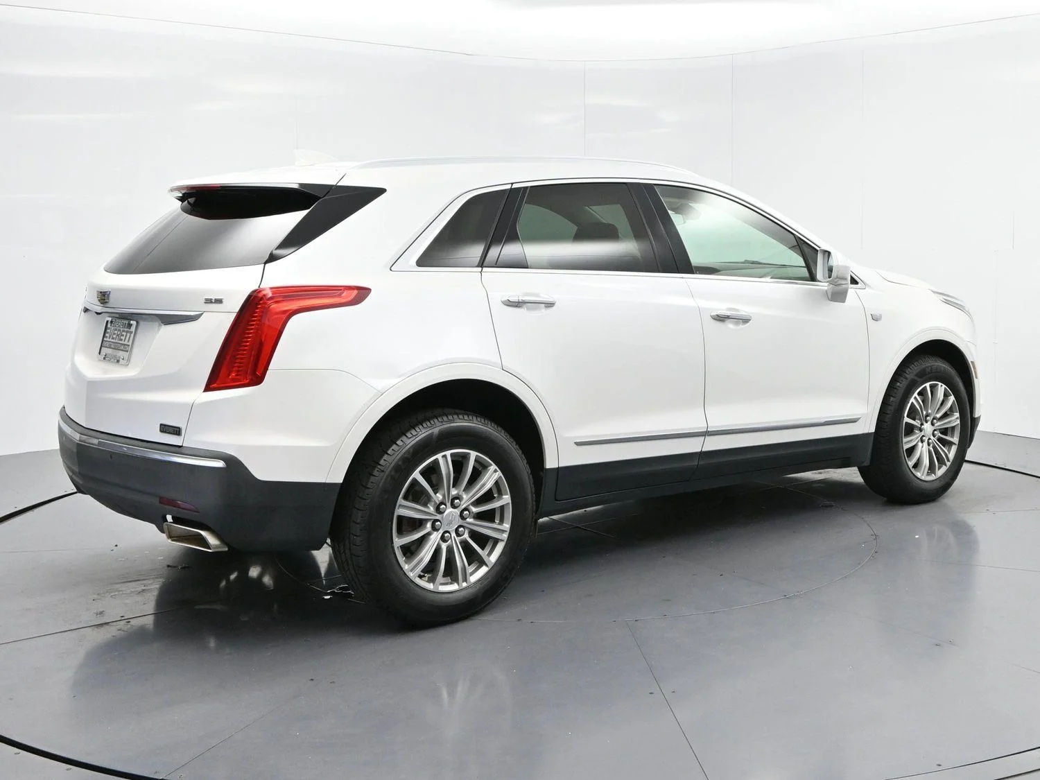 Used 2017 CRYSTAL WHITE TRICOAT Cadillac Luxury FWD image 7