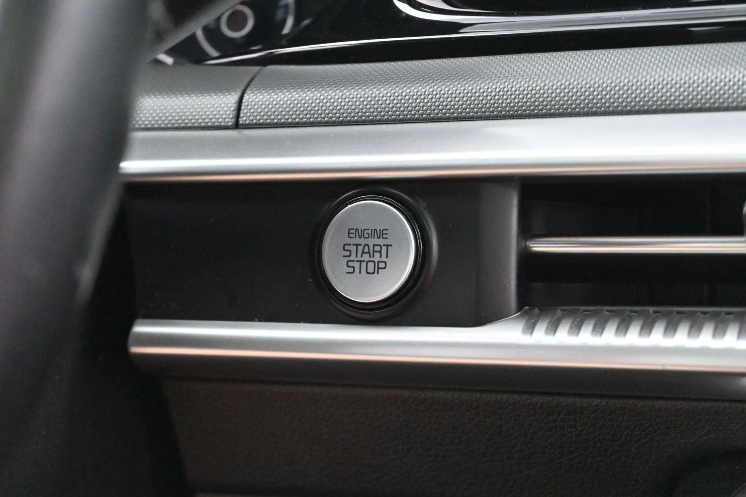 Used 2022 Glacial White Pearl Kia GT-Line image 27