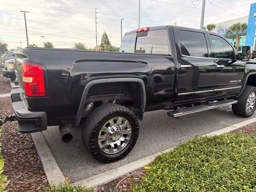 Used 2017 ONYX BLACK GMC Denali image 3