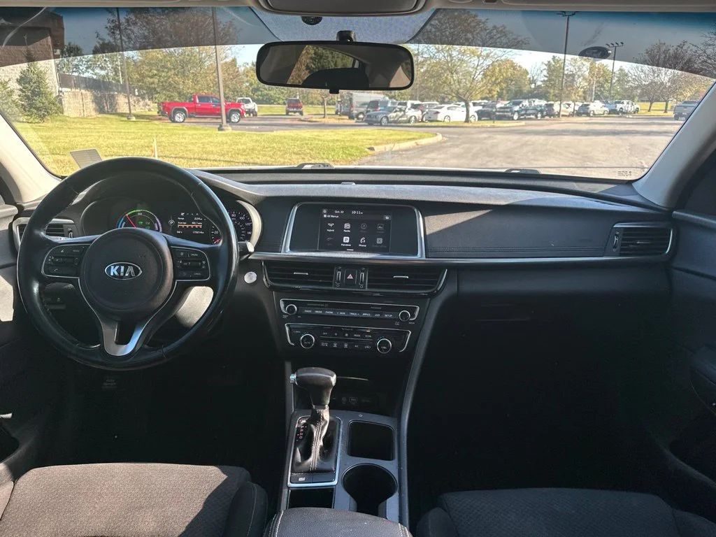 Used 2017 Snow White Pearl Kia Base image 4