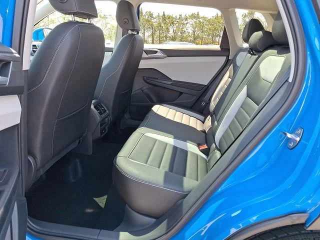 2025 Volkswagen Taos SEL - Photo 6