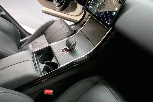Used 2025 White Land Rover Dynamic SE image 11