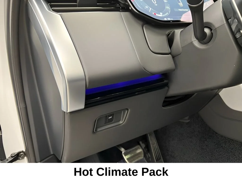 Used 2023 Fuji White Land Rover SE image 19
