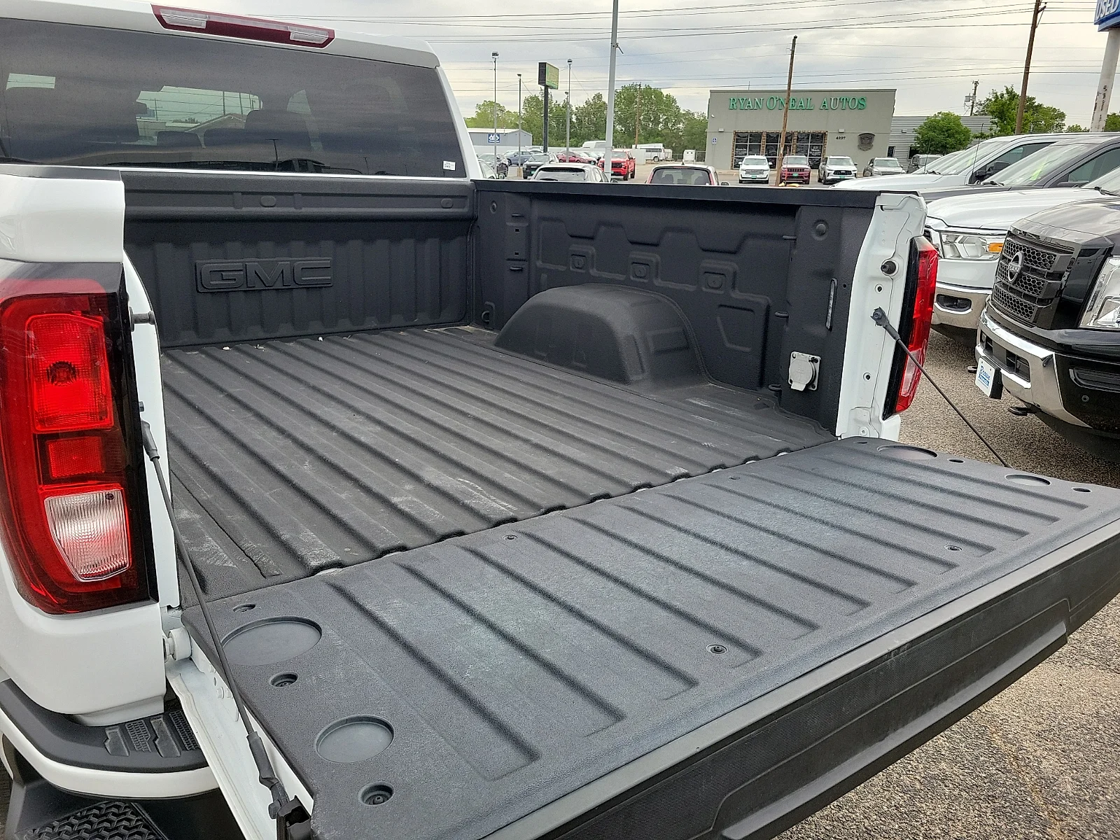 Certified Used 2024 Summit White GMC 4WD Crew Cab Short Box Elevation with 3SB image 15