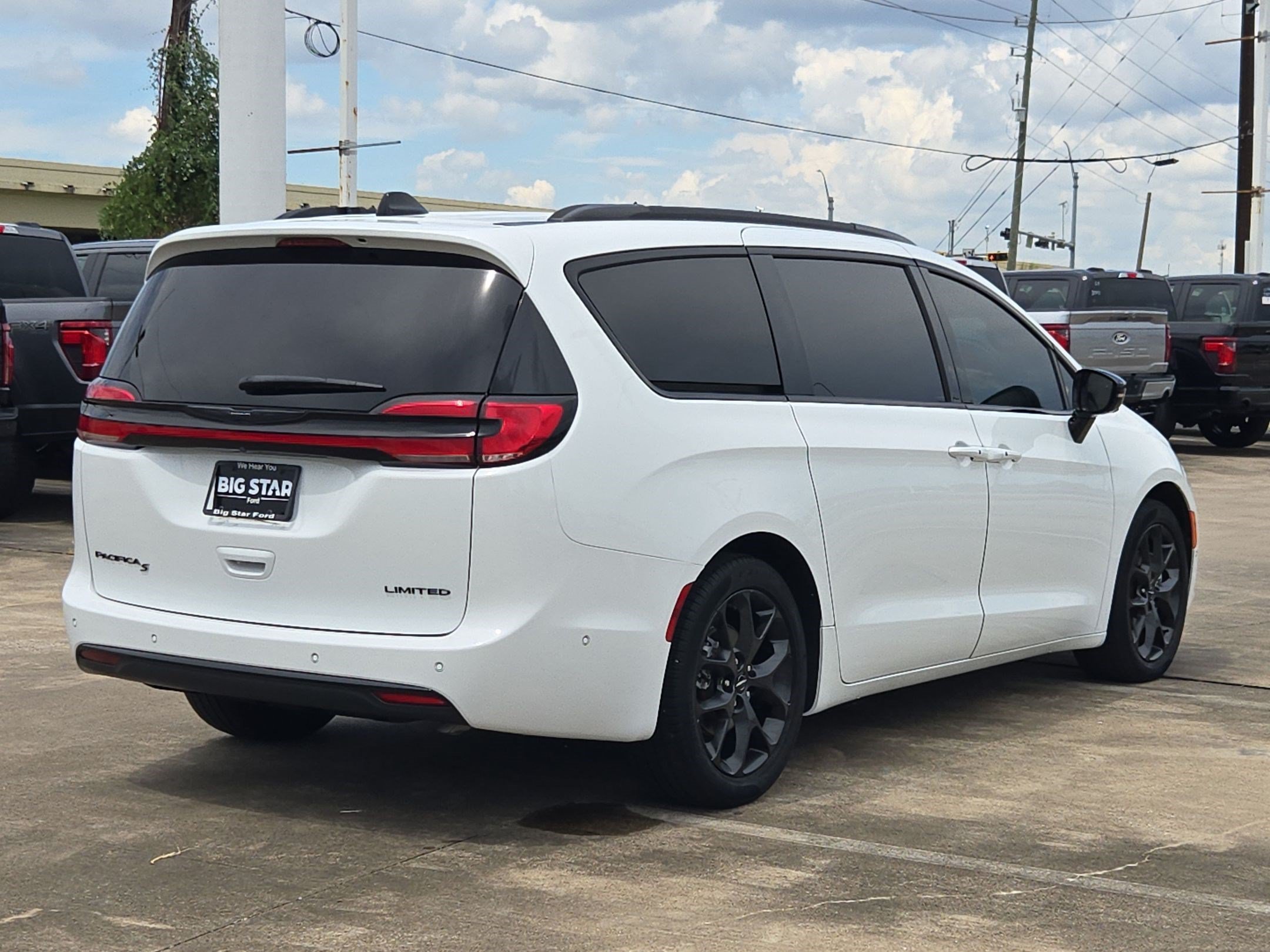 Used 2024 Bright White Clearcoat Chrysler Limited image 3