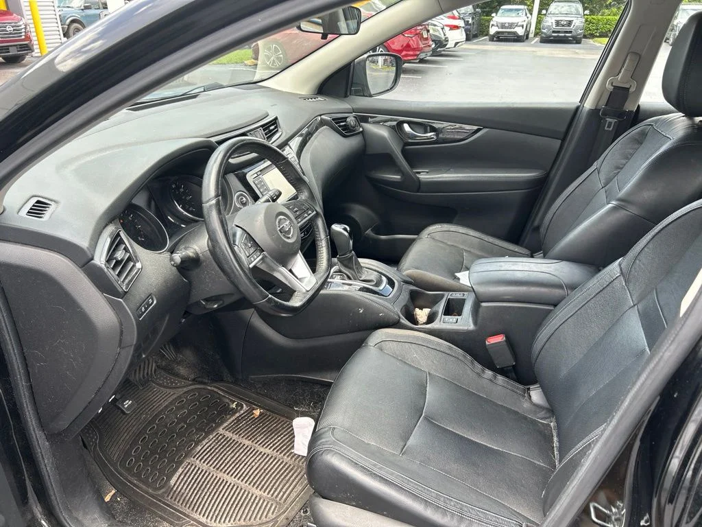 Used 2017 Magnetic Black Nissan SL image 10