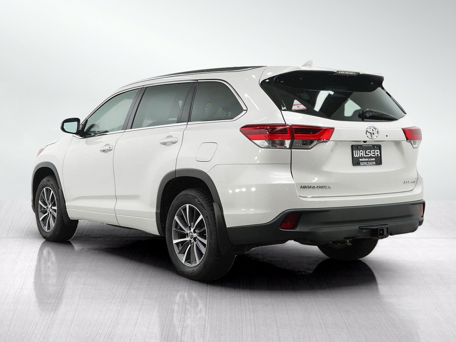 Used 2018 Blizzard Pearl Toyota Xle image 4