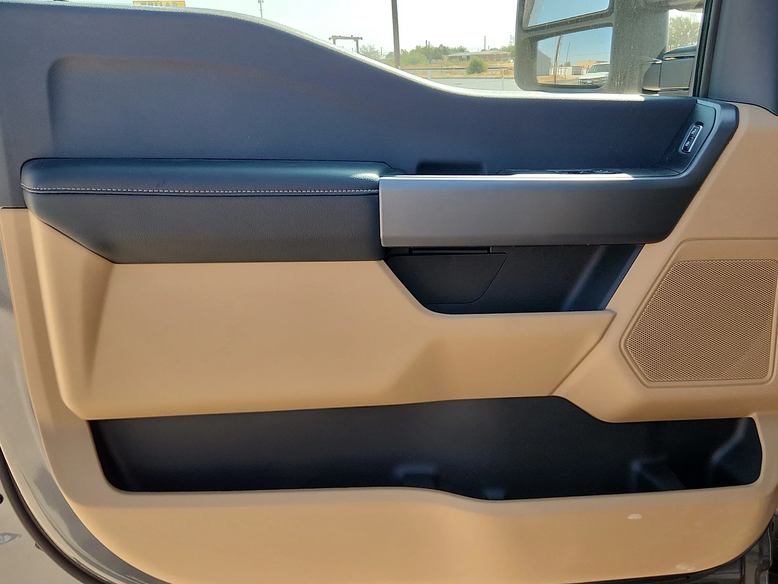 New 2027 Carbonized Gray Metallic Ford XLT image 13