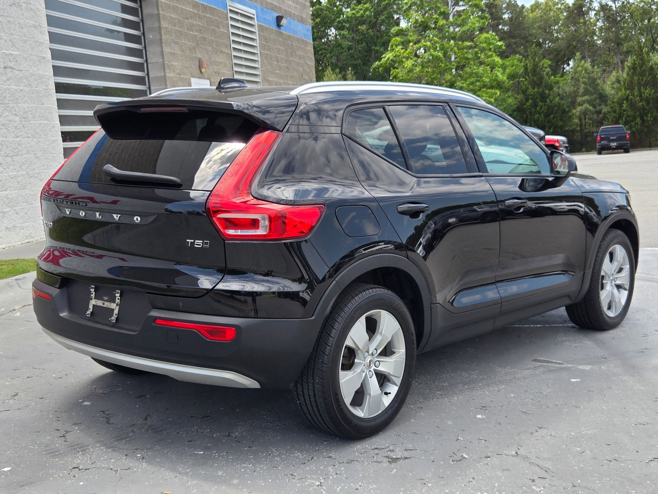 Used 2022 Denim Blue Metallic Volvo Momentum image 7