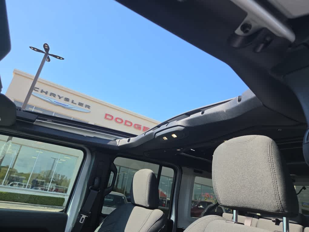 Used 2024 Silver Zynith Clearcoat Jeep Sport S image 10