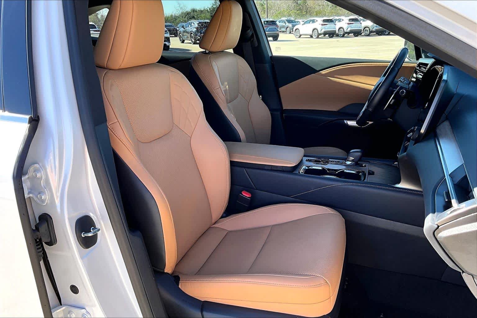 Used 2025 Eminent White Pearl Lexus Premium image 9