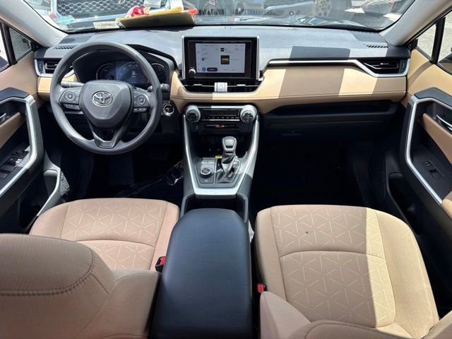 2025 Toyota RAV4 XLE - Photo 16