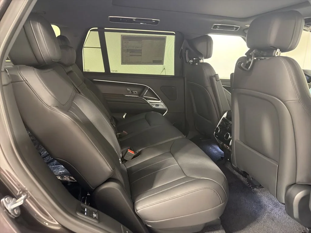 New 2026 Charente Grey Land Rover P400 SE LWB 7 SEAT image 28