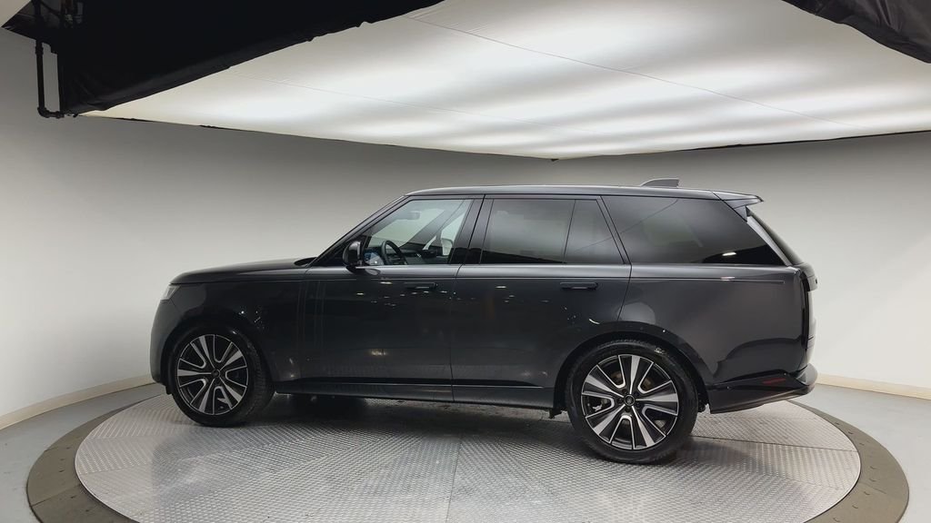 Used 2023  Land Rover SE image 5