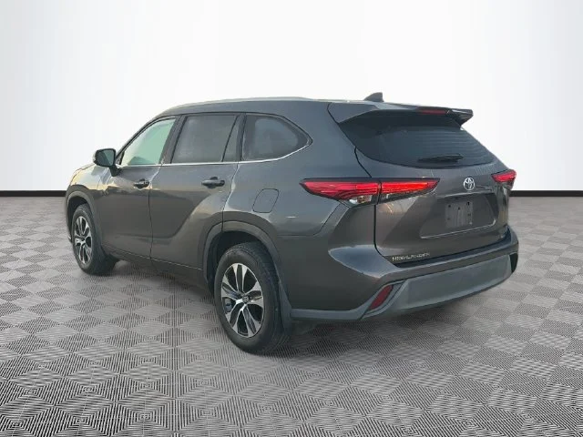 Used 2021 Magnetic Gray Metallic Toyota XLE image 5