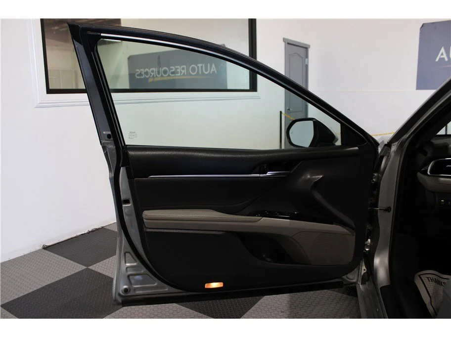 Used 2018 Silver Toyota XLE Sedan 4D image 15