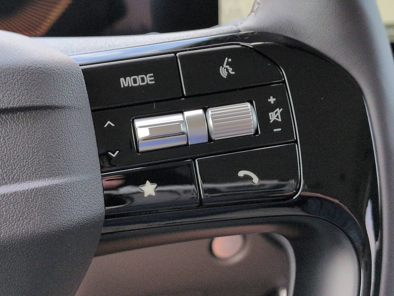 New 2027 Snow White Pearl Kia LX image 28