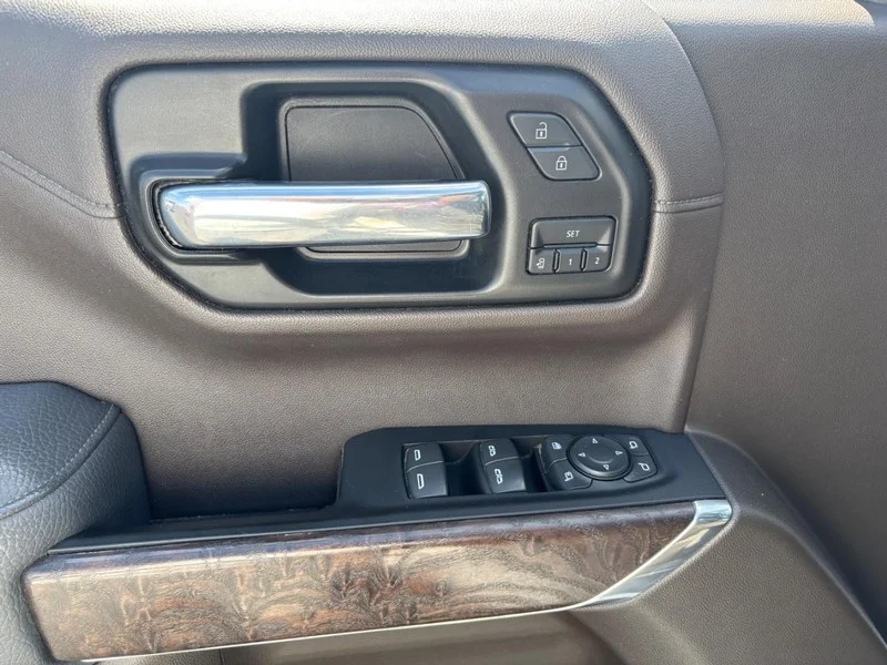 Used 2022 White Frost Tricoat GMC Denali image 10