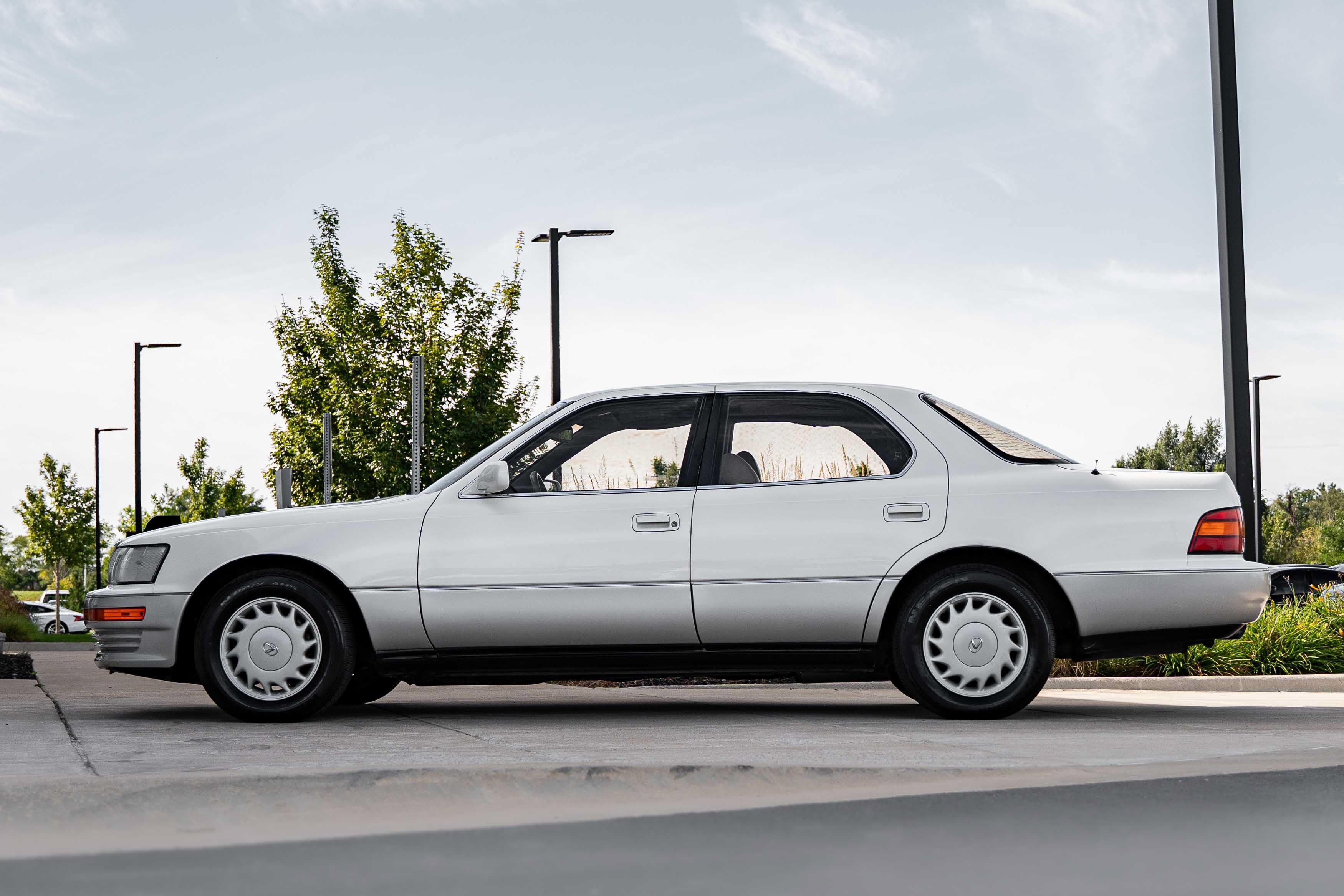 Used 1992 White Lexus 400 image 6