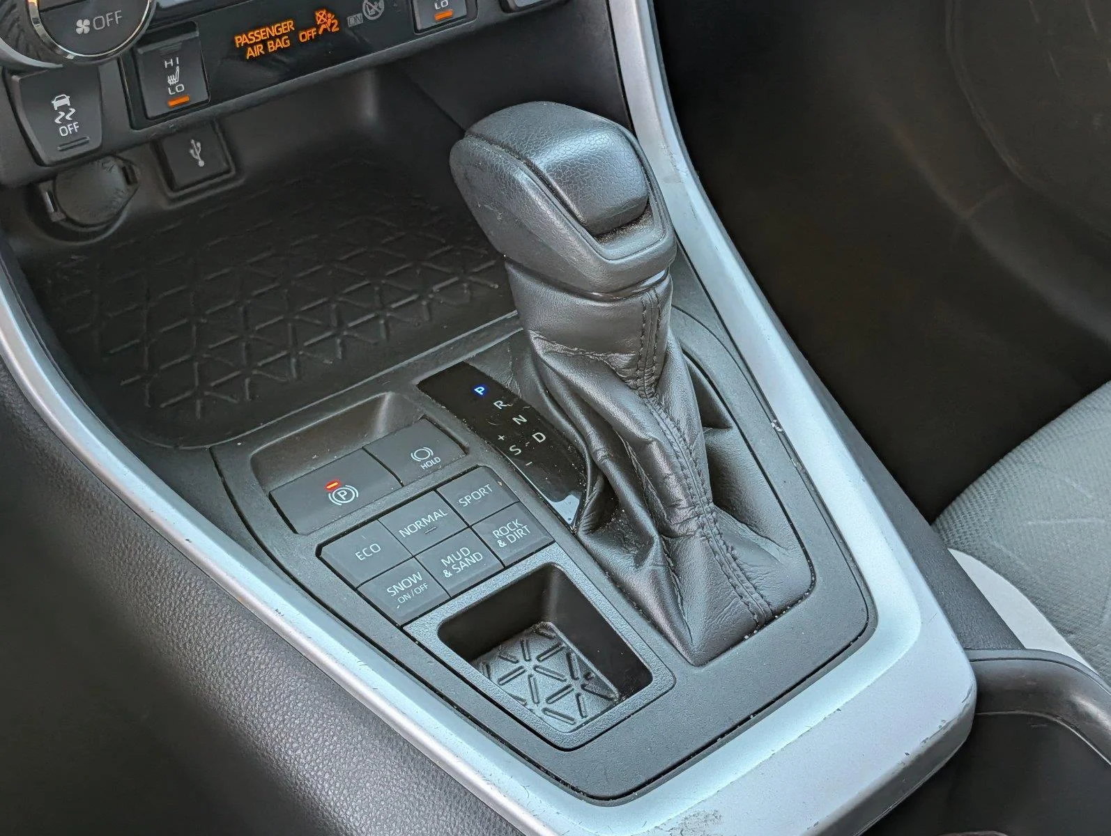 Used 2022 White Toyota XLE image 18