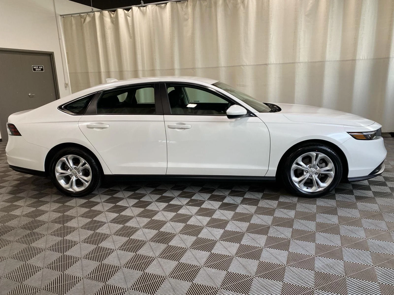 Used 2024 Platinum White Pearl Honda LX image 8