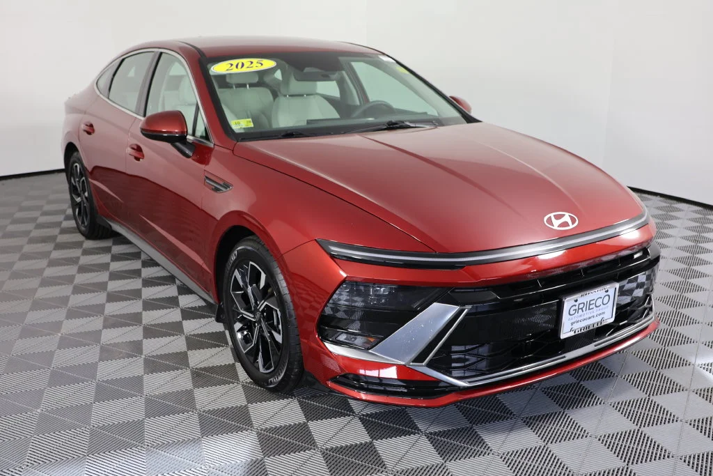 Used 2025 Red Hyundai SEL image 1