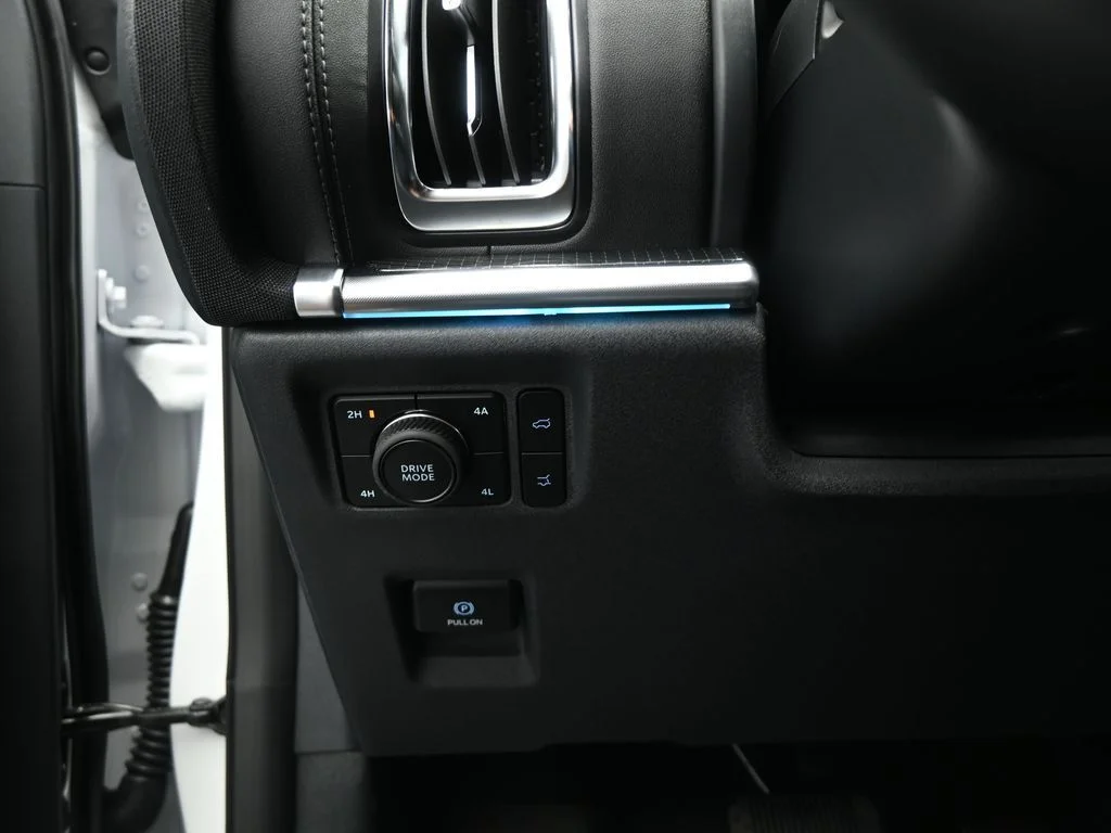 New 2025 Oxford White Ford Platinum image 11