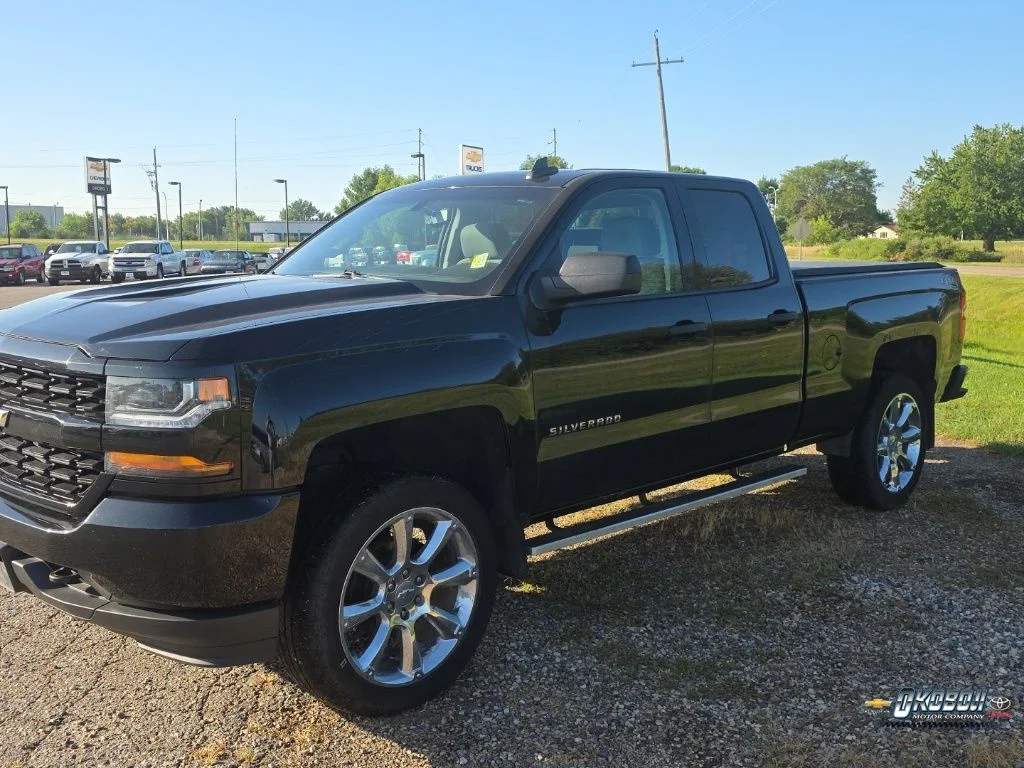 Used 2018 Black Chevrolet Custom image 5