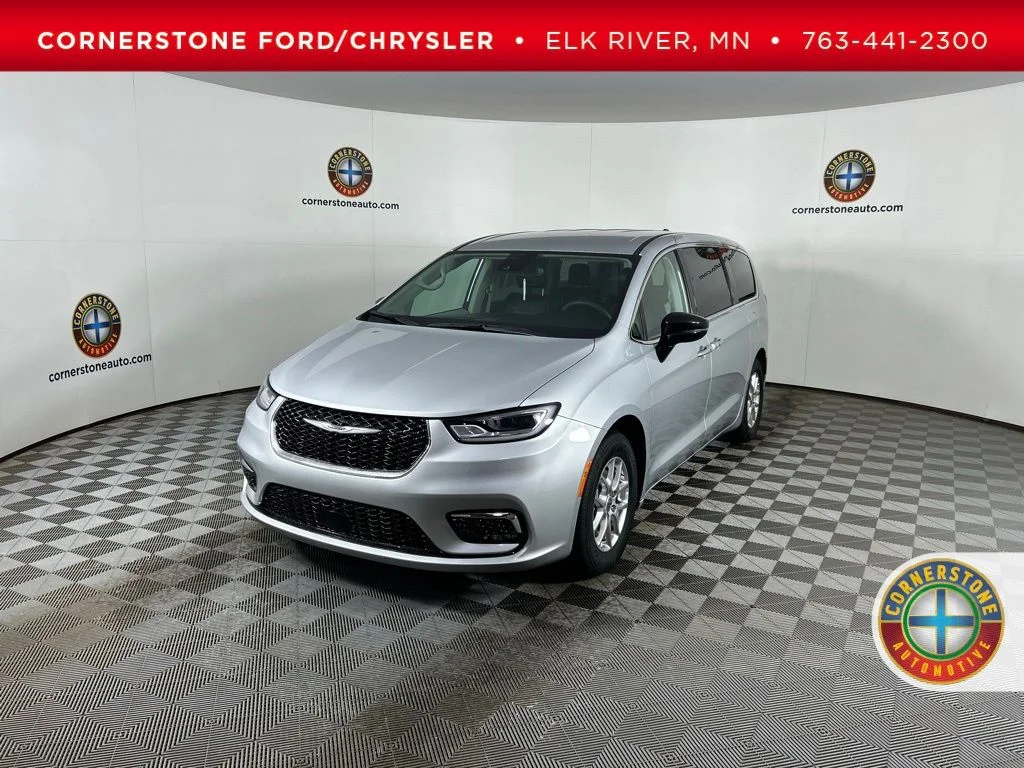 2024 Chrysler Pacifica Touring L's photo