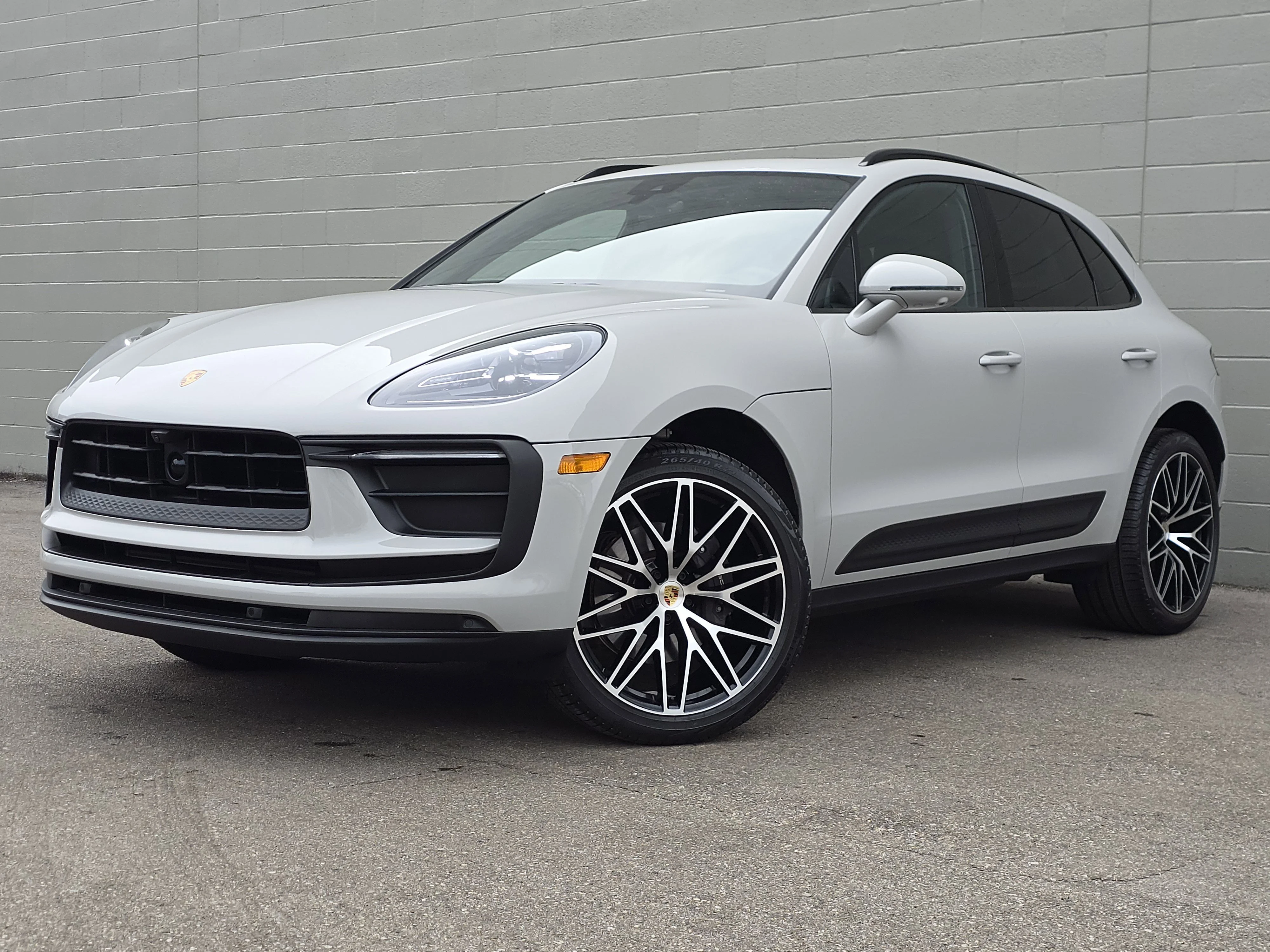 2025 Porsche Macan -'s photo