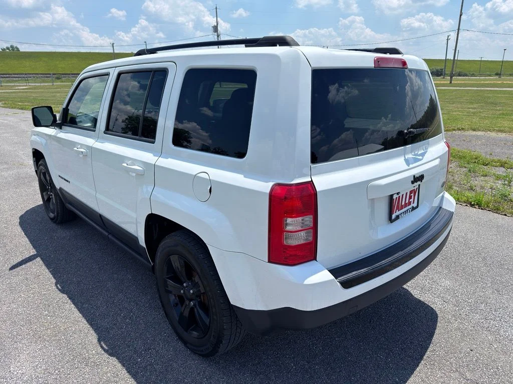 Used 2015 White Jeep Sport image 9