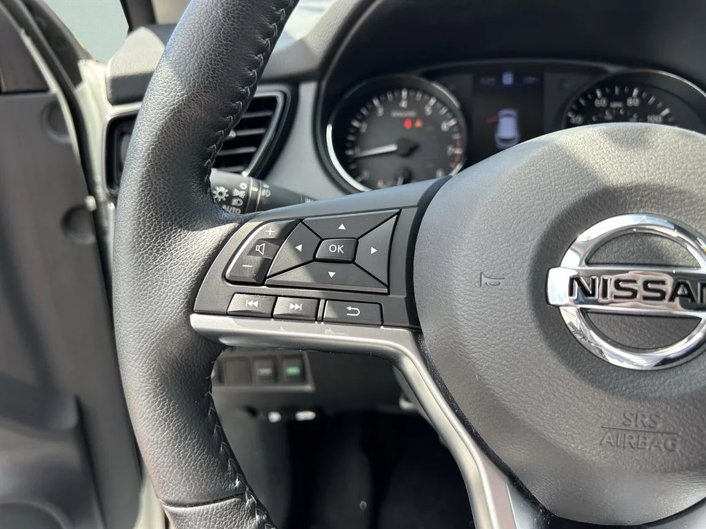 Used 2021 White Nissan SL image 31