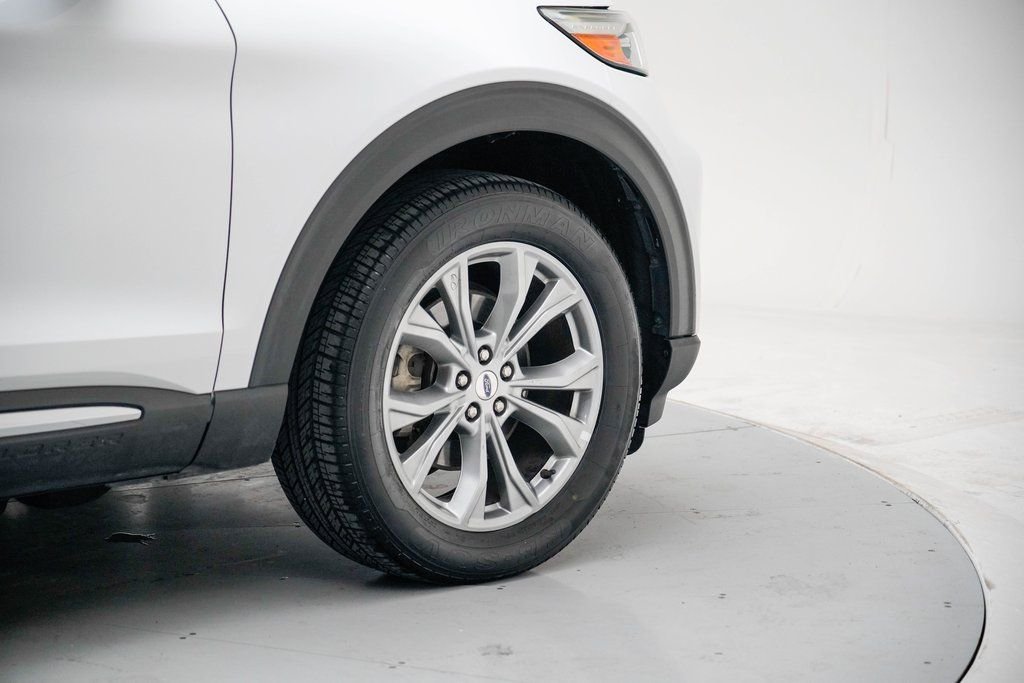 Used 2023 White Ford Limited image 11