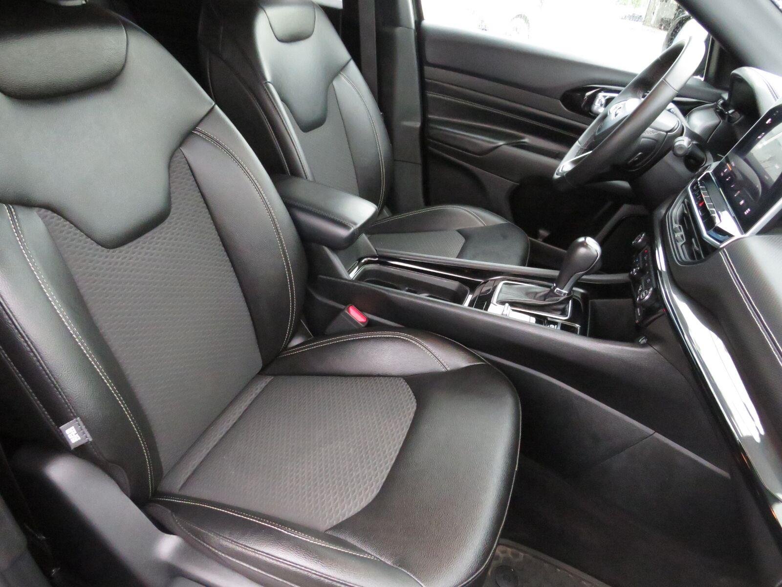Used 2024 Diamond Black Crystal Pearlcoat Jeep Latitude image 19