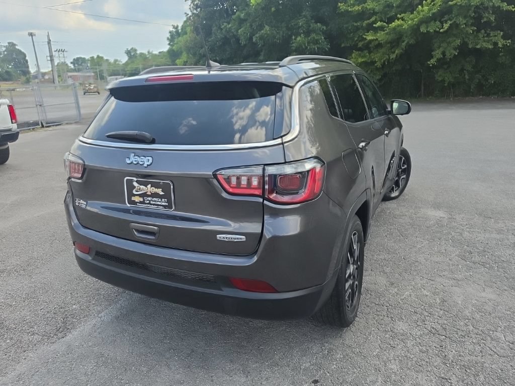 Used 2022 Gray Jeep Latitude FWD image 13
